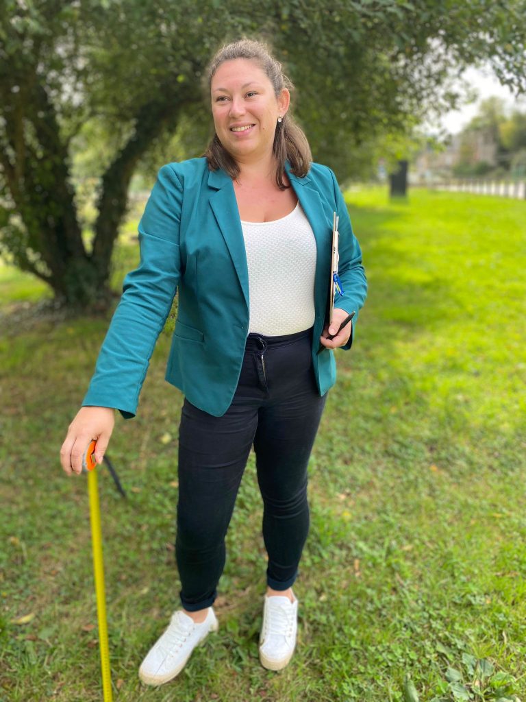 Photo de Léa Capelle avec un mètre et un bloc note